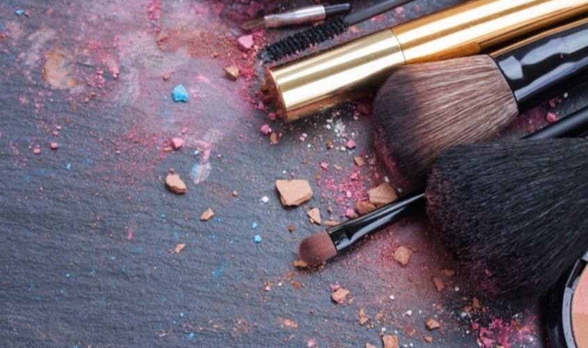 Vệ sinh cọ đúng cách sẽ giúp lớp trang điểm được đẹp hơn