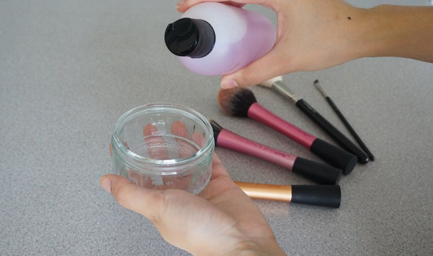 Dùng dung dịch chuyên dụng để vệ sinh cọ trang điểm