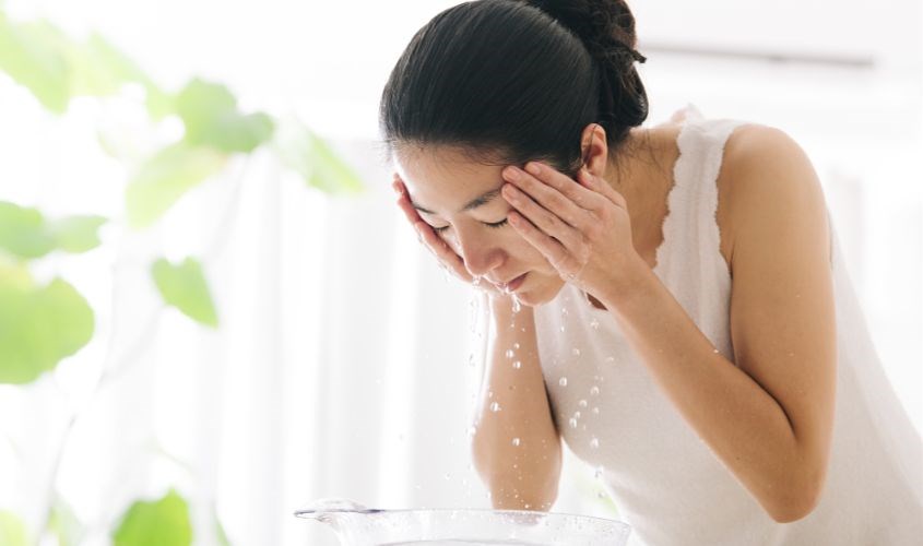 Ngoài ra, nước muối sinh lý có thể được sử dụng như loại nước tẩy trang