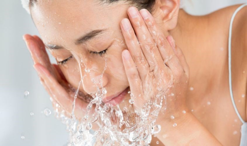 Rửa sạch mặt bằng nước