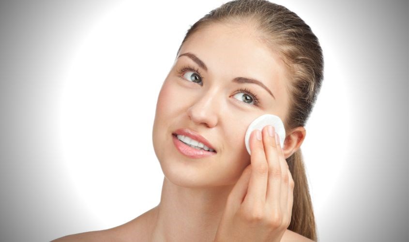  Thấm nước muối sinh lý vào bông tẩy trang