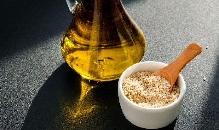 Mẹ nên bảo quản dầu mè nơi khô ráo, không nên để vào tủ lạnh