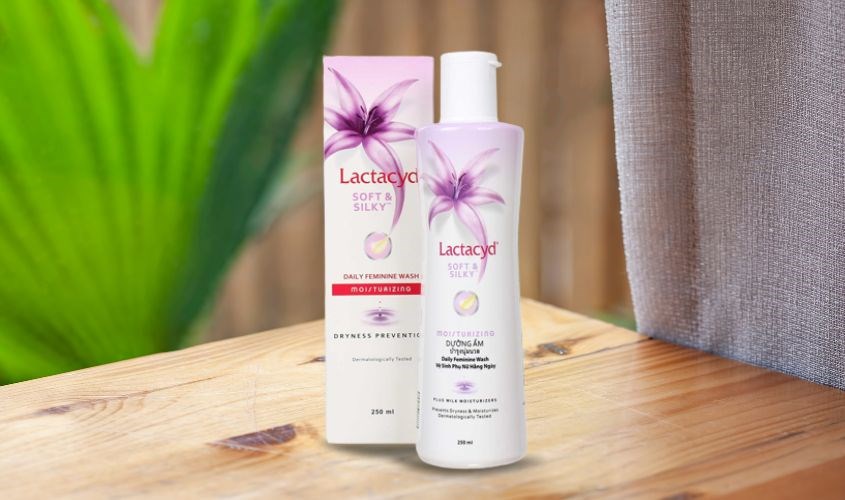 Dung dịch vệ sinh phụ nữ Lactacyd Soft & Silky hương dịu nhẹ 250 ml