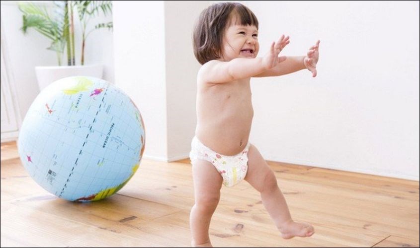 Nên chọn tã quần phù hợp để bé vận động thoải mái