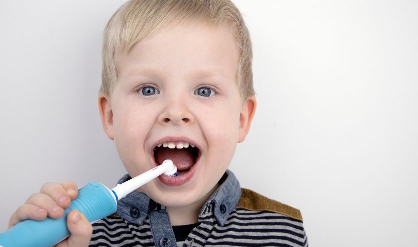 Trẻ em là một trong những đối tượng nên sử dụng bàn chải điện