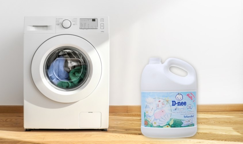 Nước giặt quần áo cho bé D-nee Trắng hương thơm dịu nhẹ can 3 lít