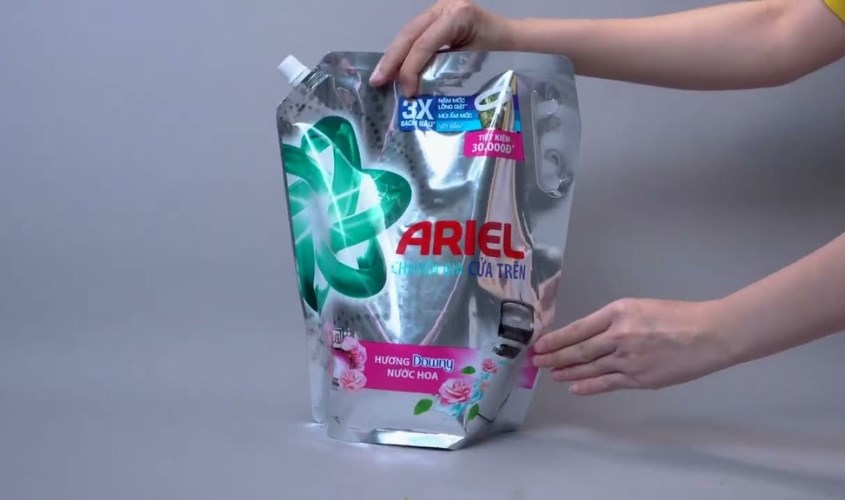 Nước giặt Ariel hương nước hoa Downy túi 3.1 lít