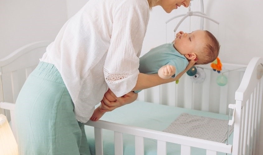 Trẻ sơ sinh 6 tháng đầu nên ngủ cùng phòng với ba mẹ