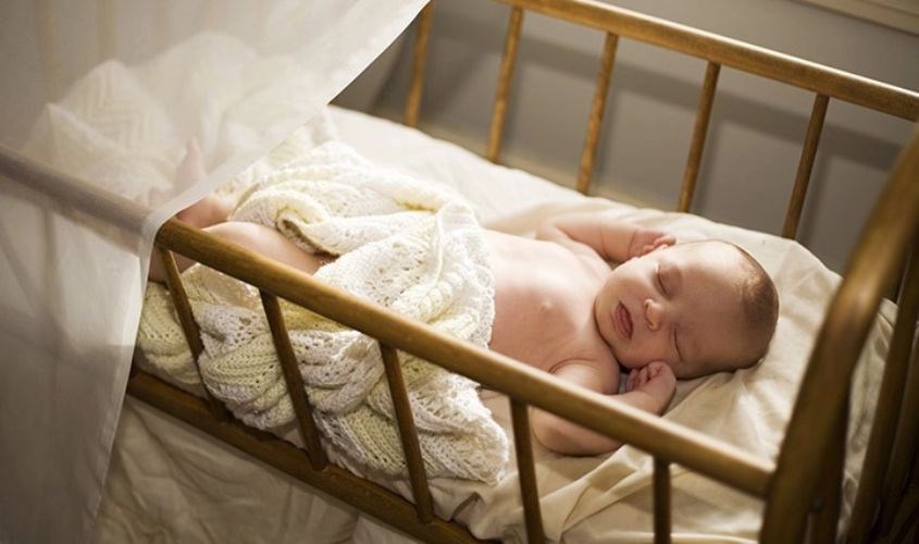 Ba mẹ nên cho bé ngủ cạnh giường trong 6 tháng đầu