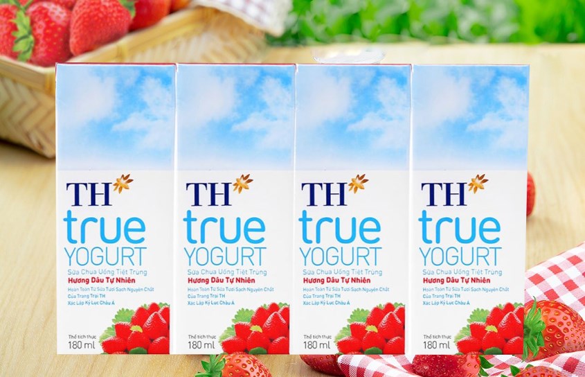 Lốc 4 hộp sữa chua uống tiệt trùng TH true YOGURT hương dâu 180 ml