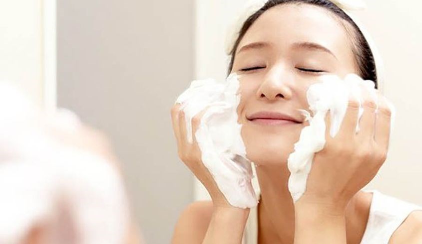 Cần lưu ý vệ sinh tay sạch sẽ trước khi sử dụng sữa rửa mặt