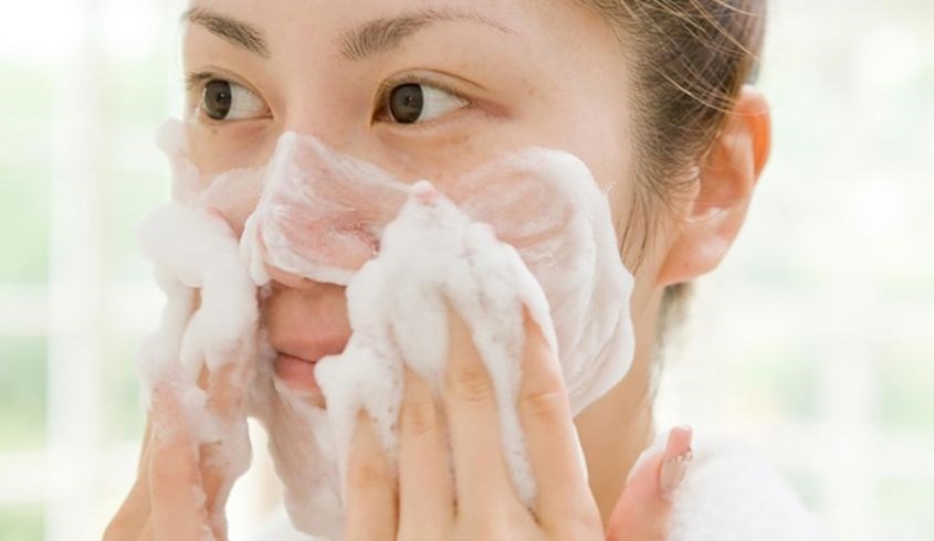 Cần tránh chà mạnh làn da khi sử dụng sữa rửa mặt