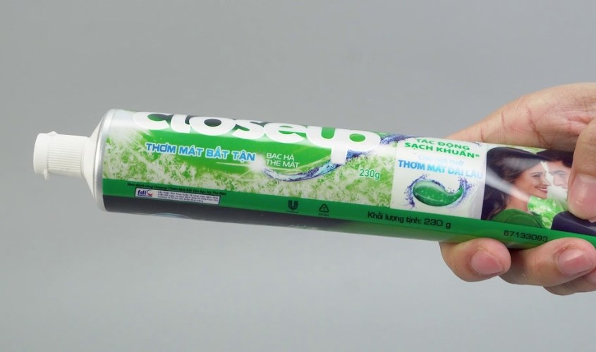 Kem đánh răng từ 6 tuổi Closeup Thơm Mát Bất Tận hương bạc hà 230g