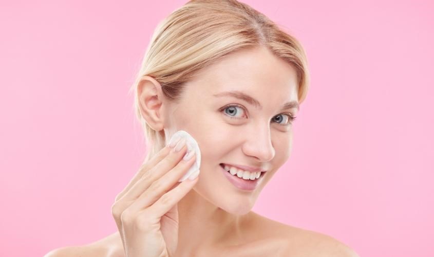 Không cần phải rửa mặt lại với nước sau khi sử dụng nước hoa hồng