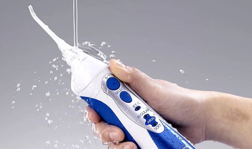 Máy tăm nước Panasonic EW1211W với 3 cường độ tia nước