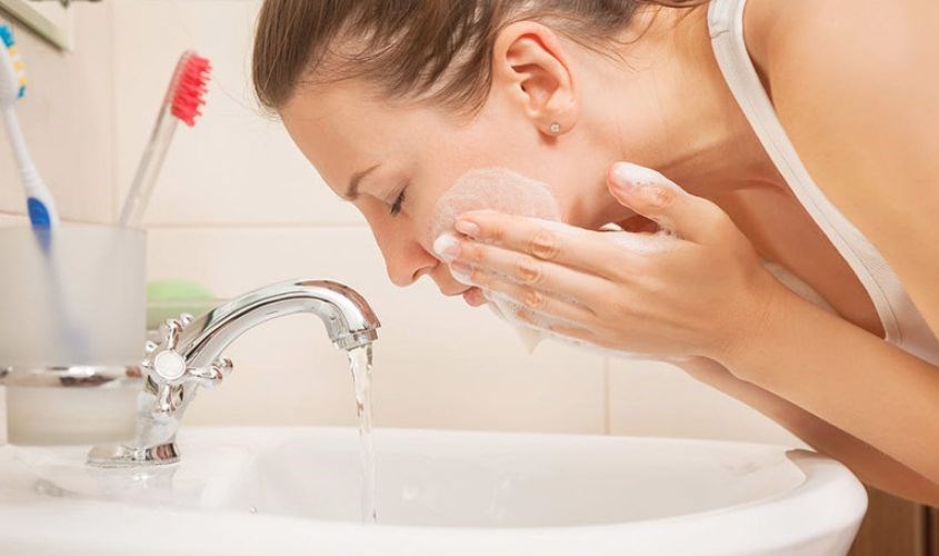 Mẹ bầu nhớ làm sạch da trước khi đi ngủ nhé