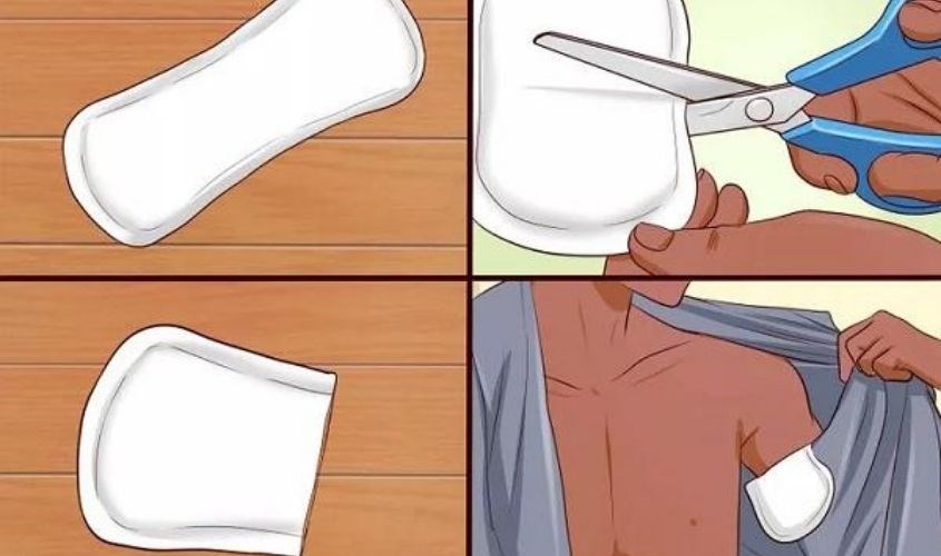 Dán băng vệ sinh hàng ngày vào dưới nách áo để thấm hút mồ hôi
