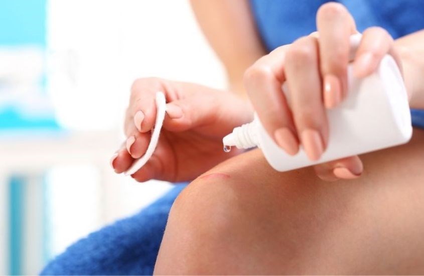 Nước muối sinh lý được dùng để rửa sạch vết thường chứ không có khả năng sát khuẩn Nước muối sinh lý được dùng để rửa sạch vết thường chứ không có khả năng sát khuẩn