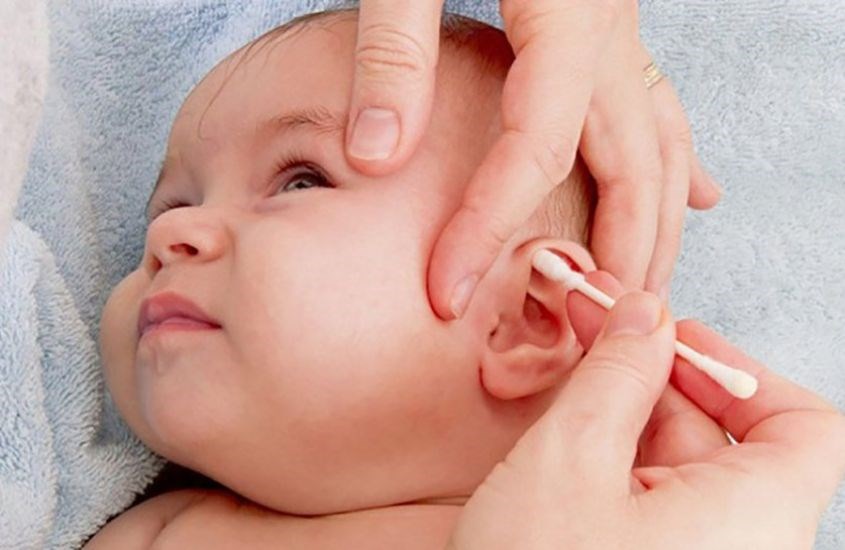 Khi tai trẻ bị viêm nhiễm, nước muối sinh lý được sử dụng để làm sạch tai Khi tai trẻ bị viêm nhiễm, nước muối sinh lý được sử dụng để làm sạch tai