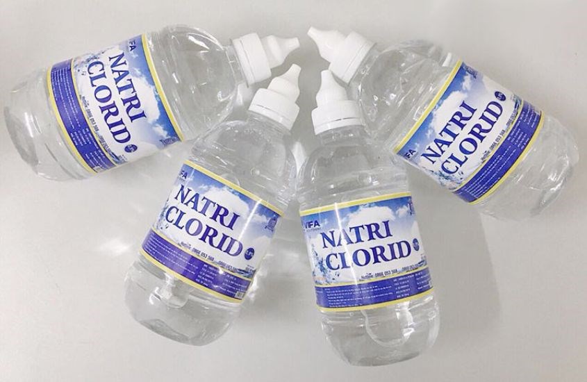 Khi bị thương ngoài da, nước muối sinh lý có thể được sử dụng để rửa vết thương Khi bị thương ngoài da, nước muối sinh lý có thể được sử dụng để rửa vết thương