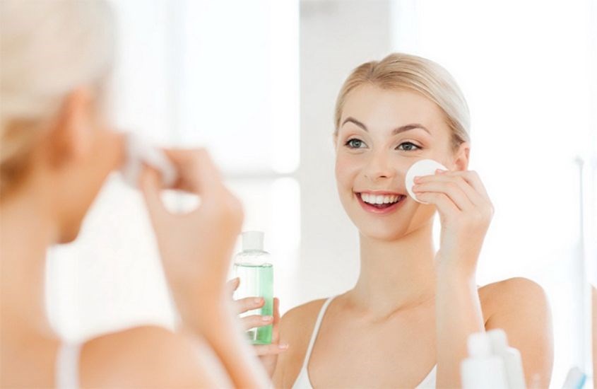 Sử dụng nước muối sinh lý có thể giúp hạn chế sự sự phát triển của vi khuẩn có hại Sử dụng nước muối sinh lý có thể giúp hạn chế sự sự phát triển của vi khuẩn có hại