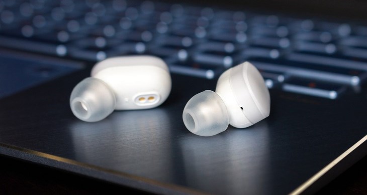 Chọn mua tai nghe có thời lượng pin lớn giúp bạn không cần sạc nhiều lần 