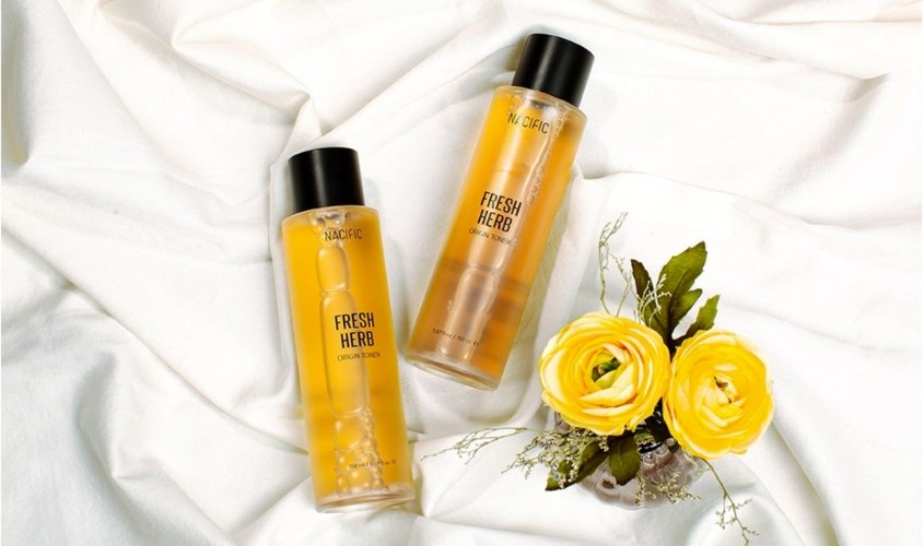 Toner dưỡng trắng làm dịu da Nacific Fresh Herb Origin chiết xuất Hoa Cúc 150 ml