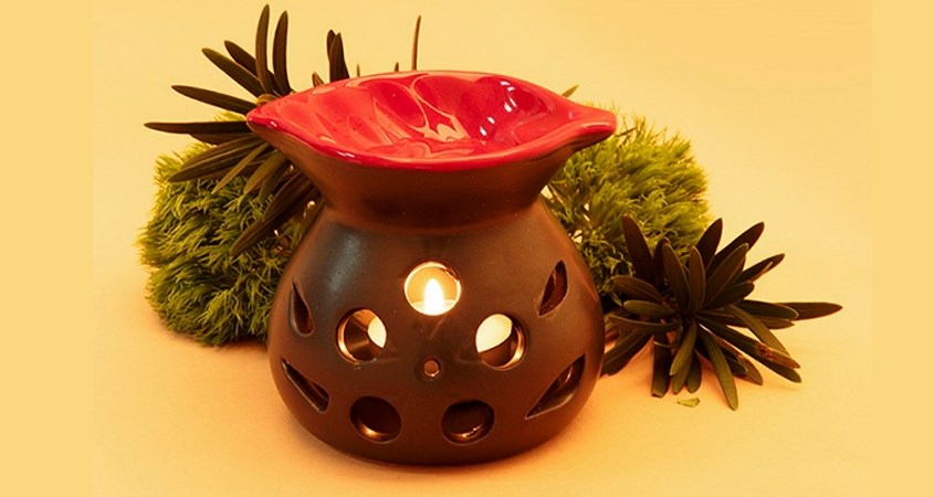 Xông tinh dầu tràm bằng đèn xông tinh dầu