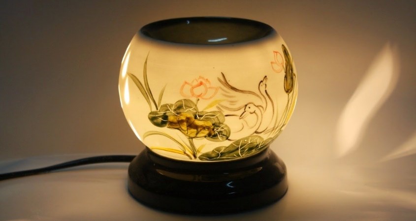 Chọn đèn xông tinh dầu có ánh sáng vừa đủ 