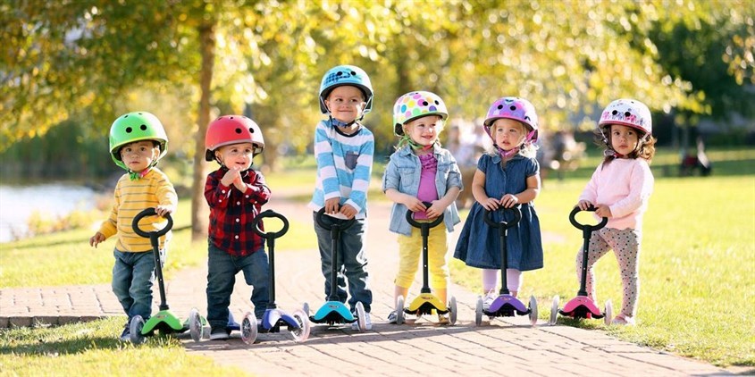 Cho bé mang giày dép phù hợp đi xe scooter