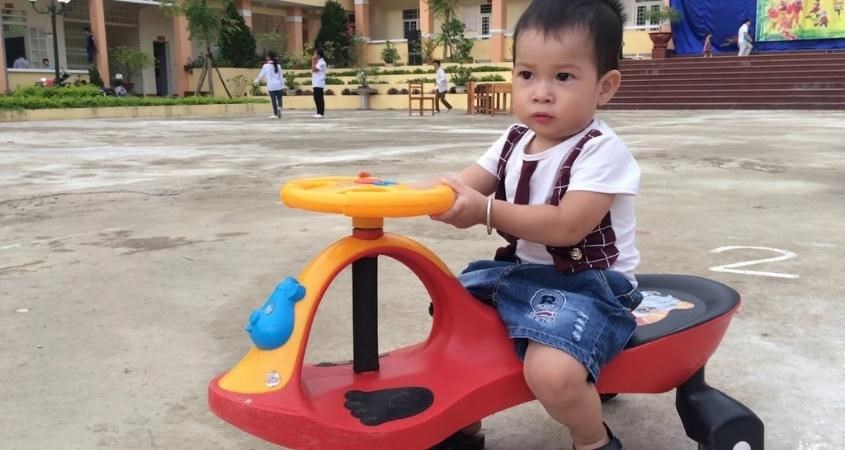 Nên ưu tiên những chiếc xe có nhiều chức năng để giúp bé đỡ nhàm chán