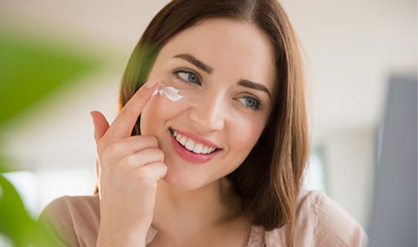 Chọn kem chấm mụn có khả năng giảm thâm tốt