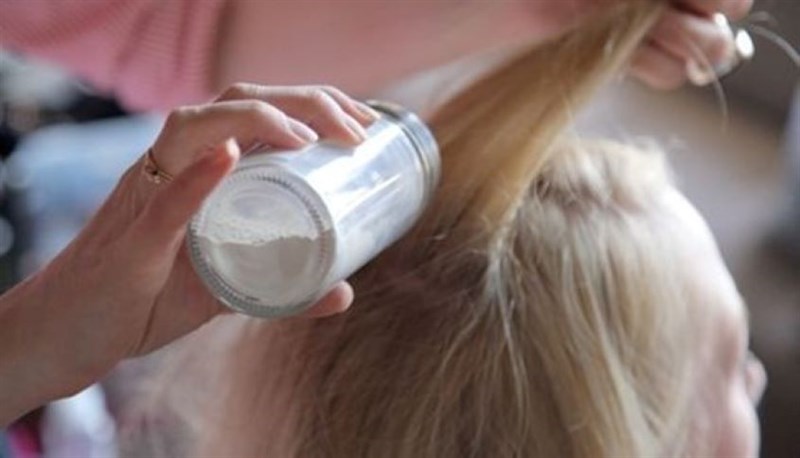 Rắc phấn rôm lên chân tóc