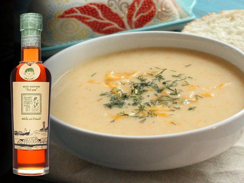 Mẹ nên chú ý chọn các dòng nước mắm có độ đạm được điều chỉnh bằng phương pháp tự nhiên