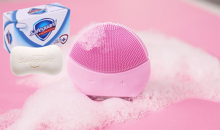 Sử dụng xà bông cục Safeguard để vệ sinh máy rửa mặt