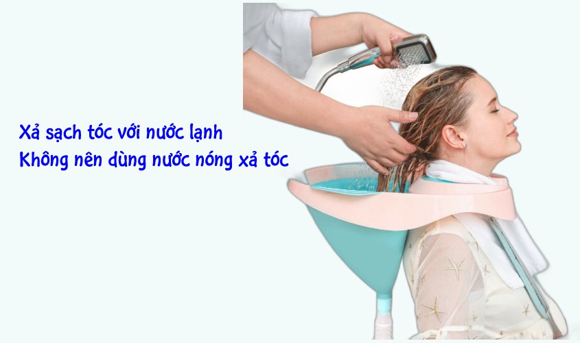 Xả sạch kem ủ trên tóc với nước lạnh
