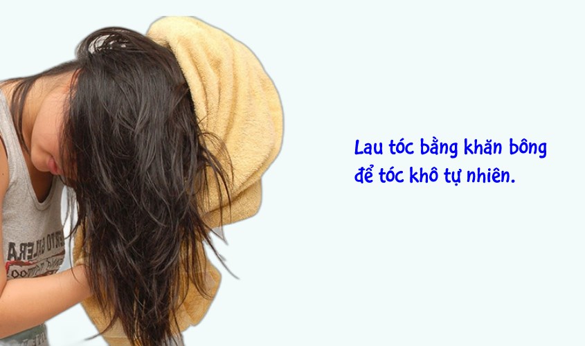 Làm khô tóc bằng khăn bông