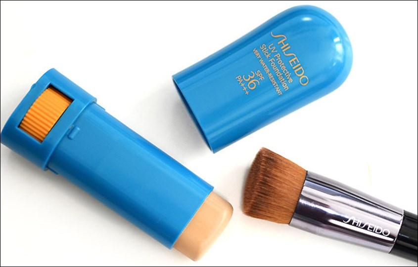 Sáp chống nắng khá vệ sinh do không cần chạm tay trực tiếp lên da