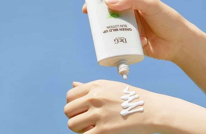 Lotion chống nắng có dạng lỏng, thấm nhanh