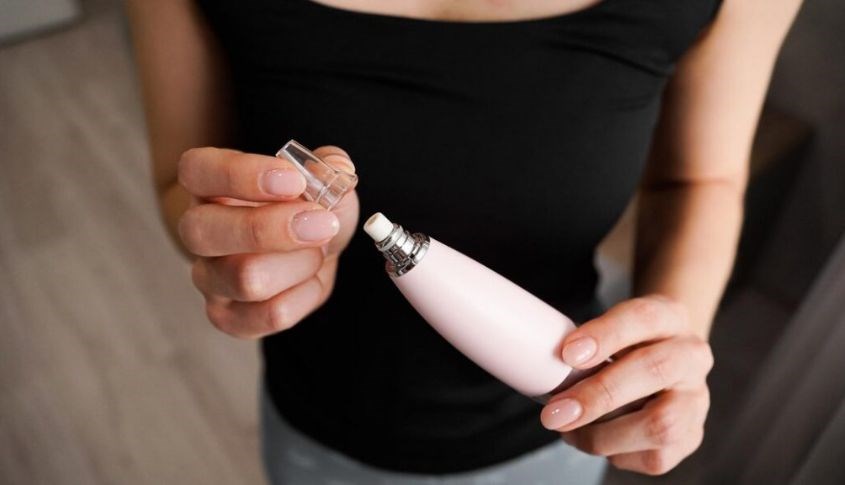 Sau khi sử dụng, cần vệ sinh đầu hút của máy hút mụn