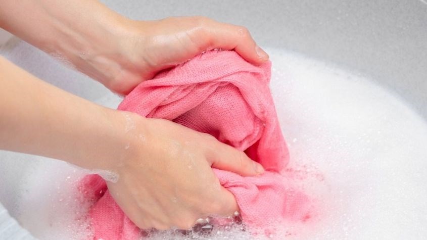 Giặt sơ quần áo trước khi cho vào máy