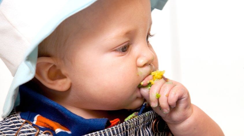 Cho bé ăn bánh ăn dặm khi chưa mọc răng giúp rèn kỹ năng nhai thức ăn thô cho bé