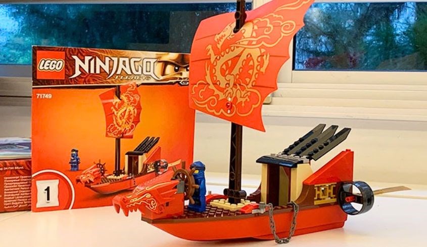 Đồ chơi lắp ráp tàu chiến hạm bay Bounty Lego Ninjago 71749 (147 chi tiết)