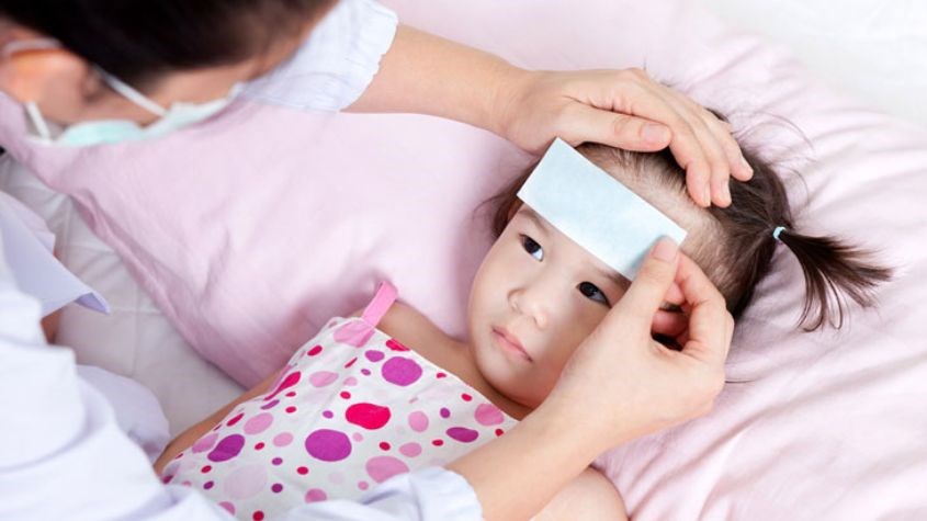 cách đắp khăn cho trẻ bị sốt 