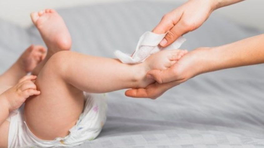 Dùng khăn hạ sốt lau người để làm mát cho bé