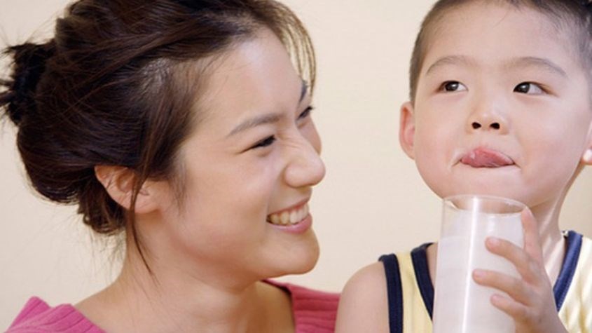 Uống sữa giúp bé hạn chế ăn vặt vào buổi tối