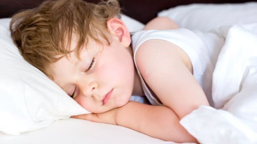 Uống sữa vào buổi tối sẽ giúp bé ngủ ngon hơn