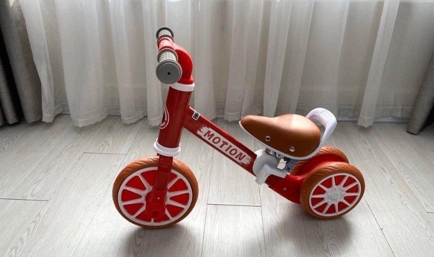 Xe chòi chân giúp bé phát triển toàn diện