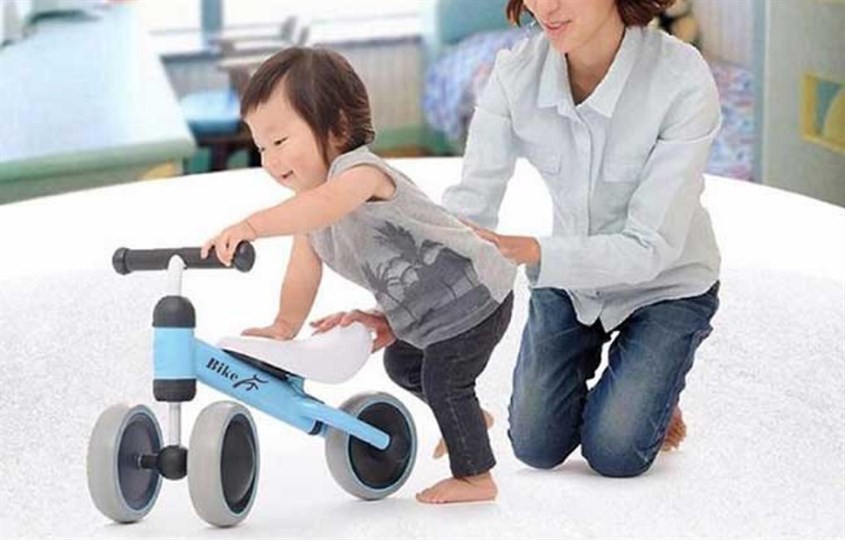 Xe chòi chân là nền tảng để bé học đi xe đạp