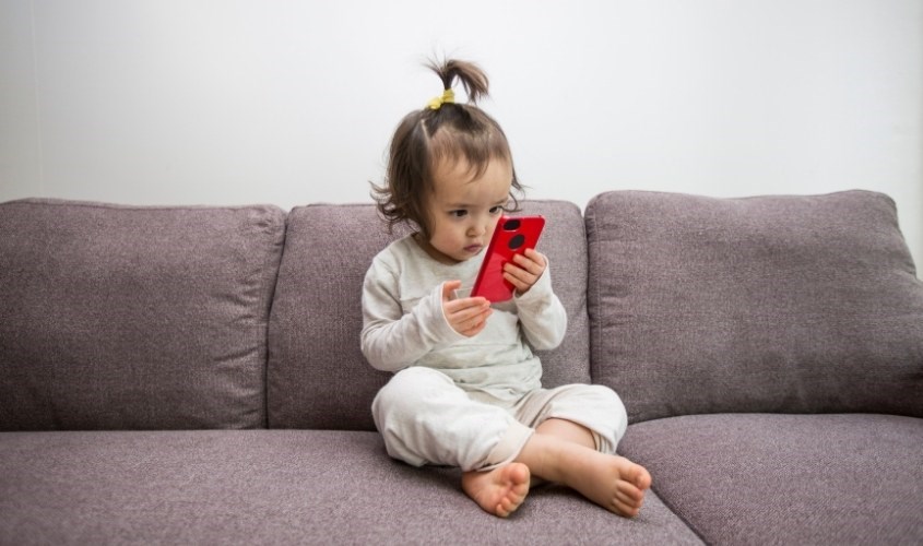 Giúp bé hạn chế tiếp xúc với thiết bị điện tử